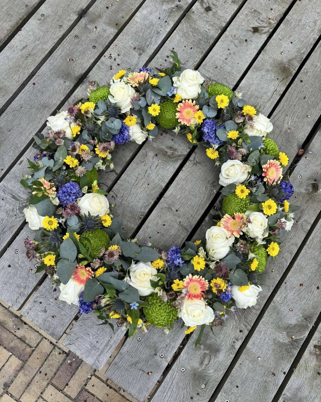 Bårebuket og begravelsesbinderi fra Blomsterhjørnet Odense