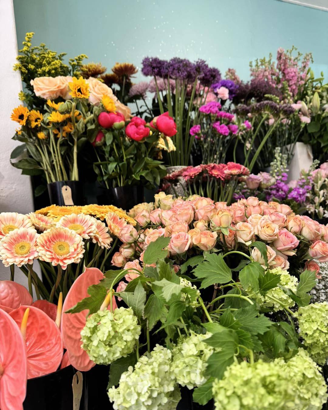 Friske blomster i blomsterbutik i Odense – Blomsterhjørnet